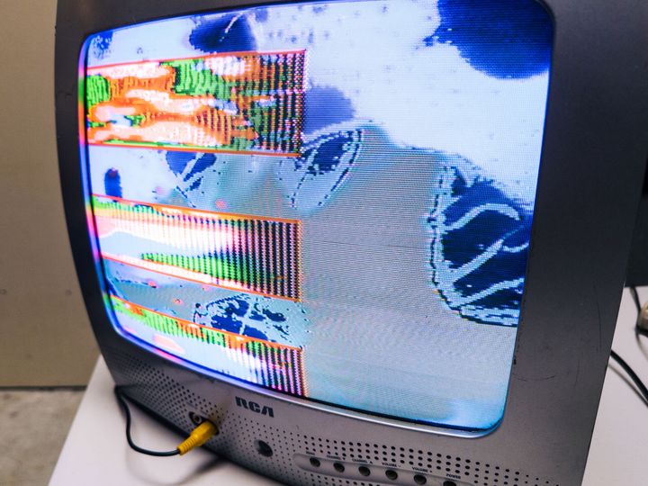 Silver CRT tv showing geometric wipe pattern