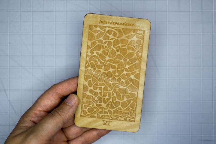 Wooden tarot card engraved with an interlocking spongy matrix